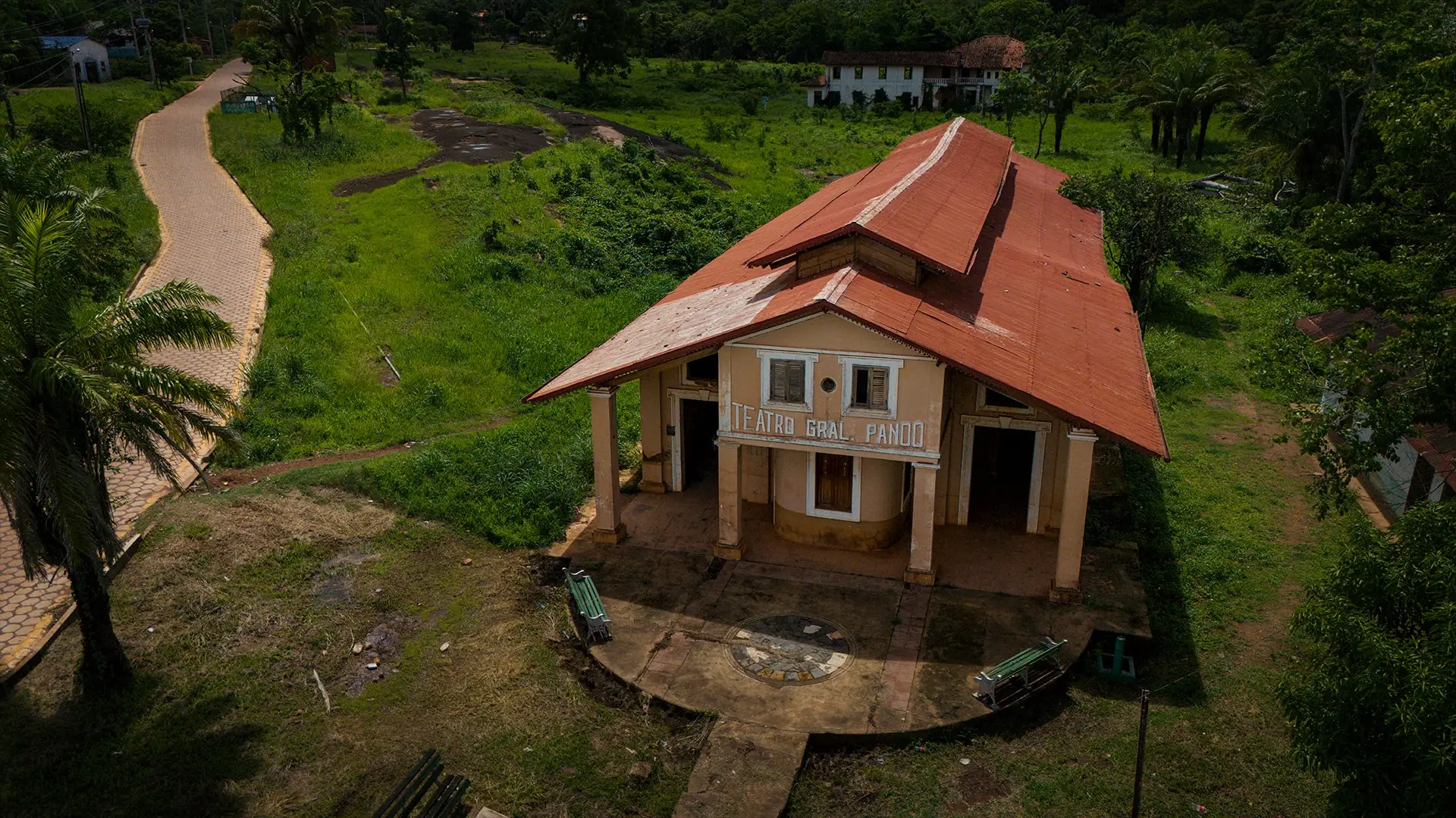 Vista aérea de una casa de techo rojo junto a un sendero