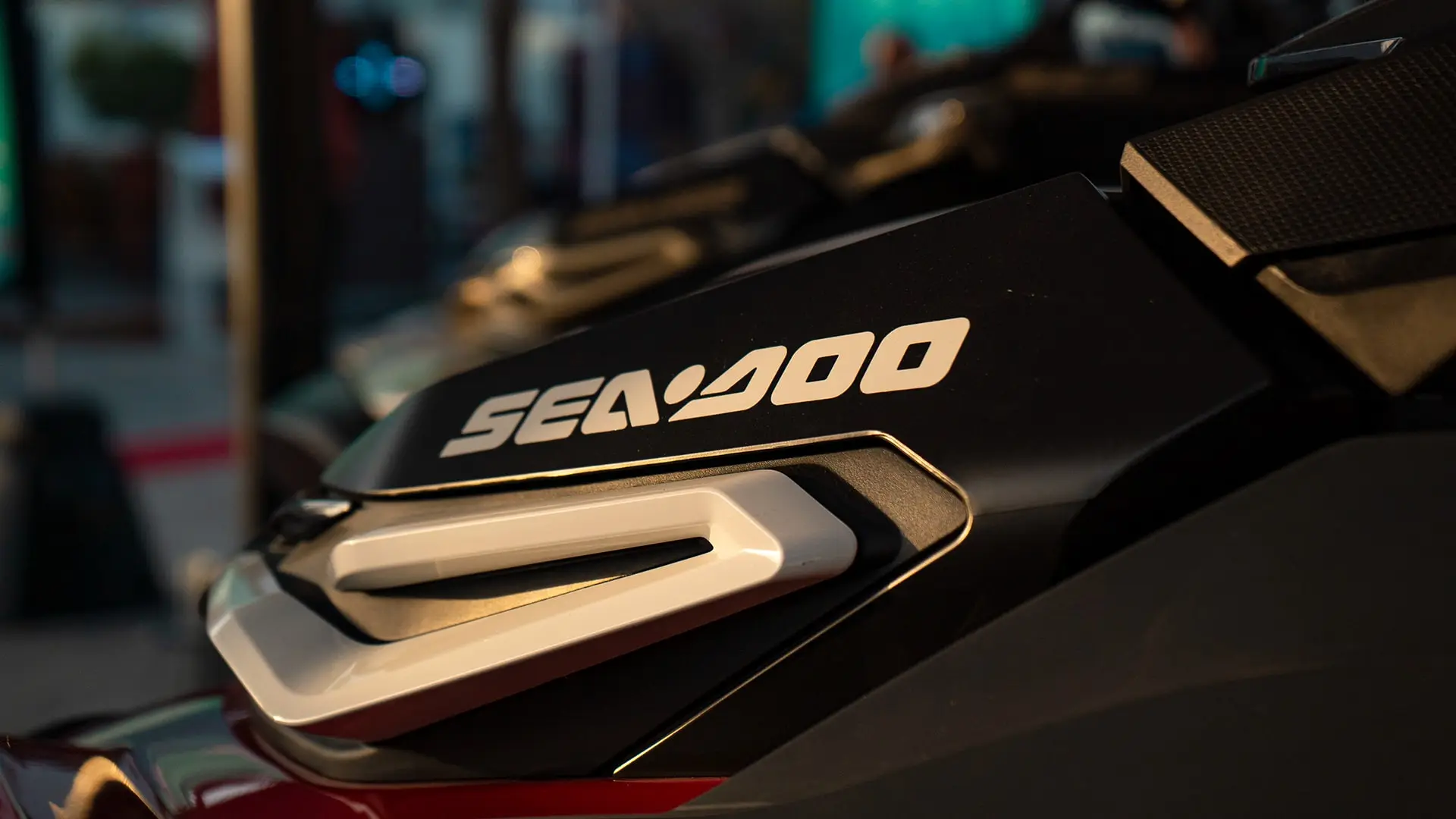 Detalle en blanco del frontal de una moto de agua oscura