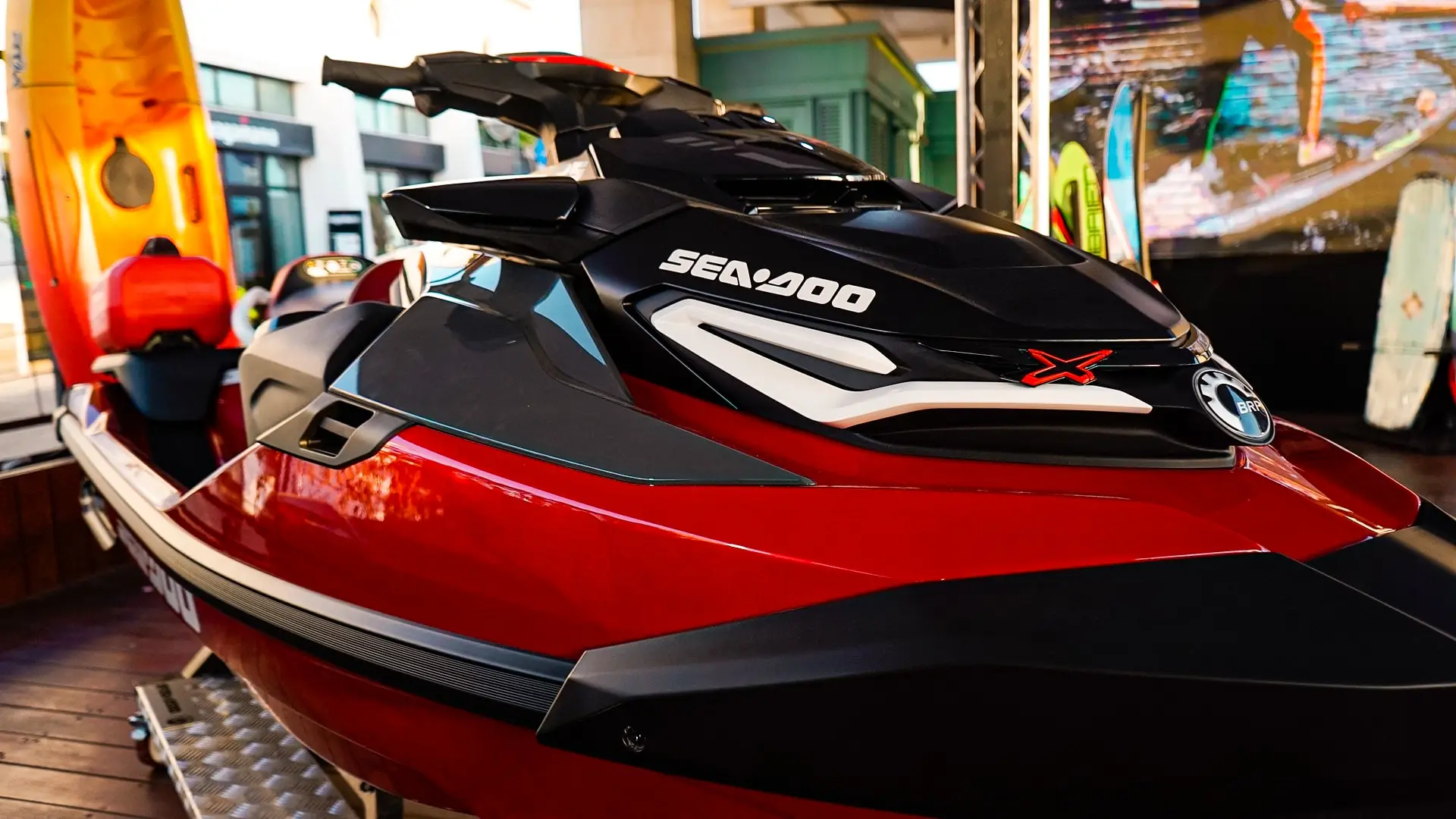 Moto de agua roja y negra en exposición